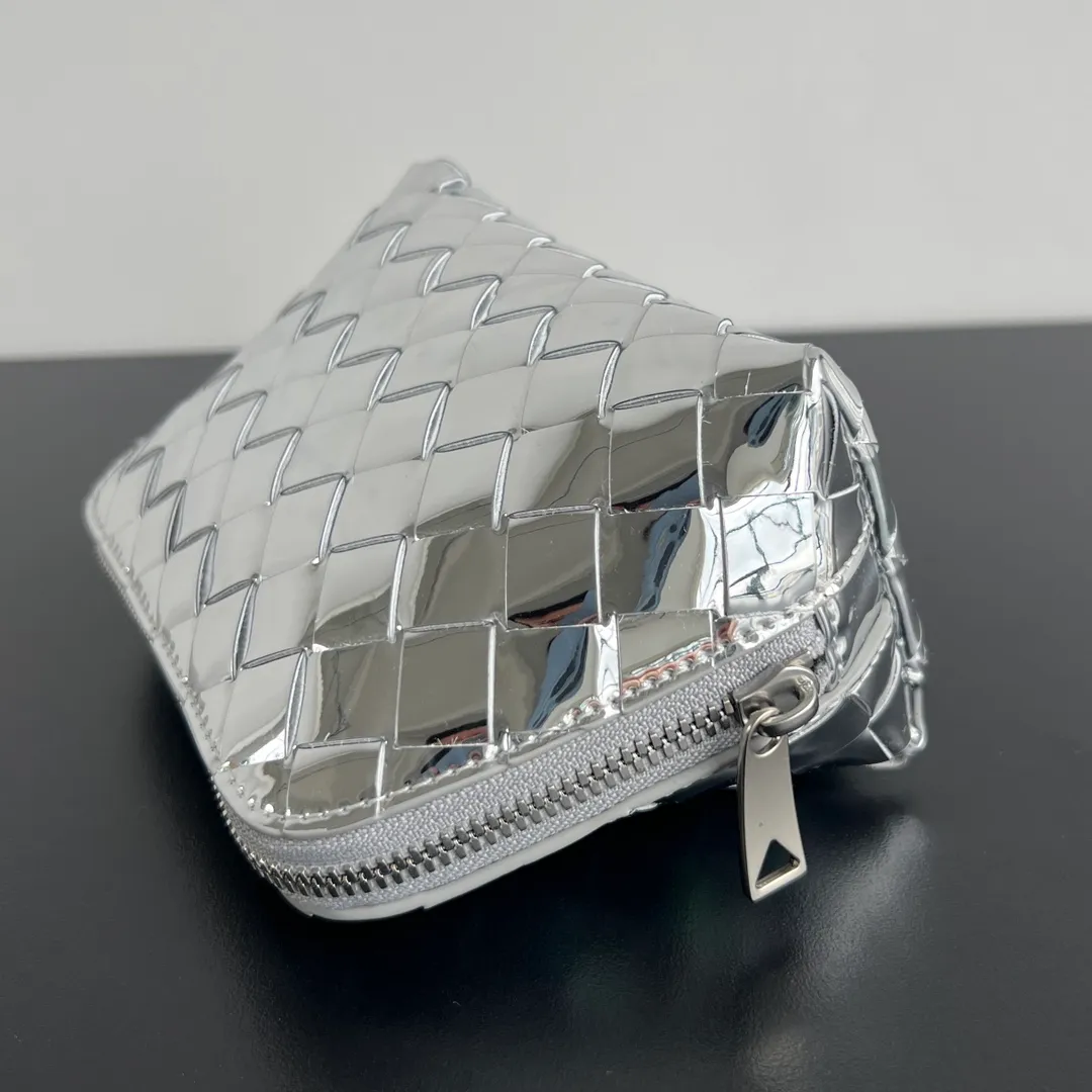 Batch 1160 #Bv lntrecciato woven cosmetic bag 764044 Take your favorite cosmetic bag with you 💓 Made of imported sheepskin woven to match the soft cowhide inside, it is wear-resistant and durable. It has just the right soft and hard texture in your hand. It is both soft and stylish 👋 Zipper opening and closing. I like orderly storage. This bag is very considerate, simple and full of shape, small and cute You won’t lose when you use it as an ornament🎈Size: 16.5x10.5x9,